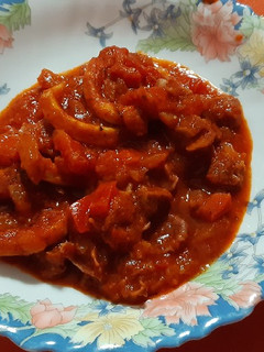 Una foto de Anillas de pota con tomate y... más