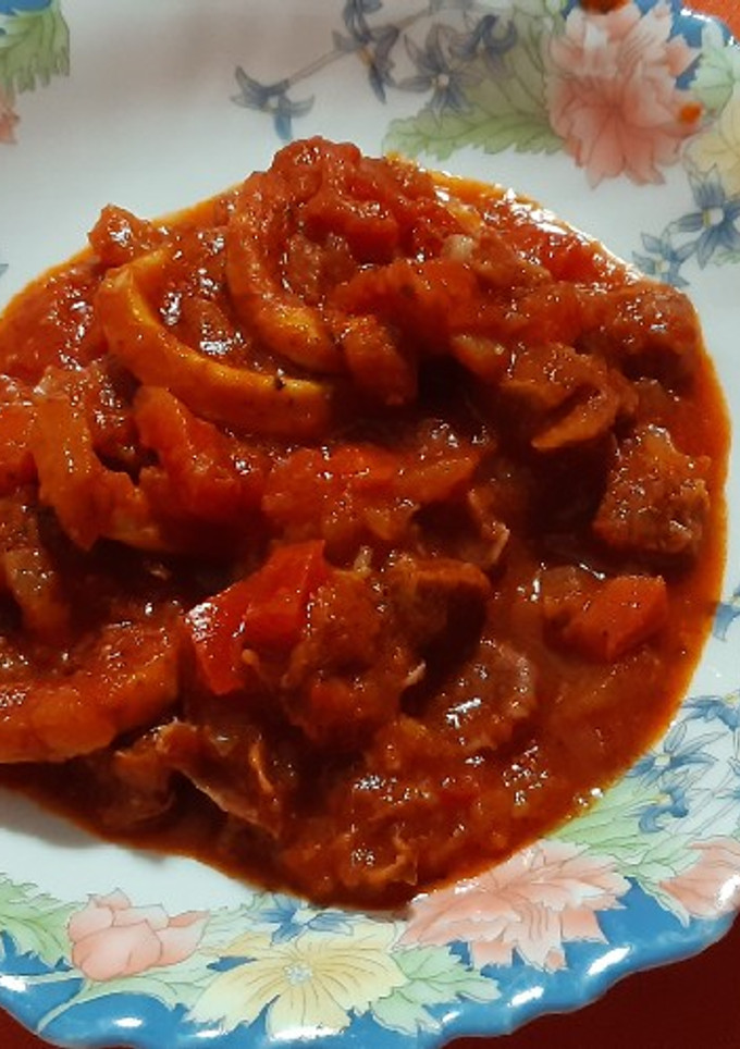 Una foto de Anillas de pota con tomate y... más