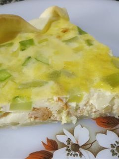 Una foto de Quiche de puerros, calabacín y pollo