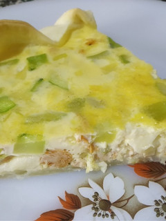 Una foto de Quiche de puerros, calabacín y pollo