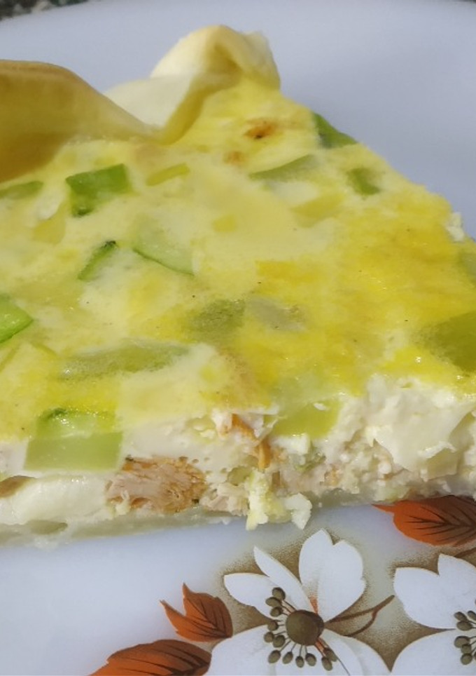 Una foto de Quiche de puerros, calabacín y pollo