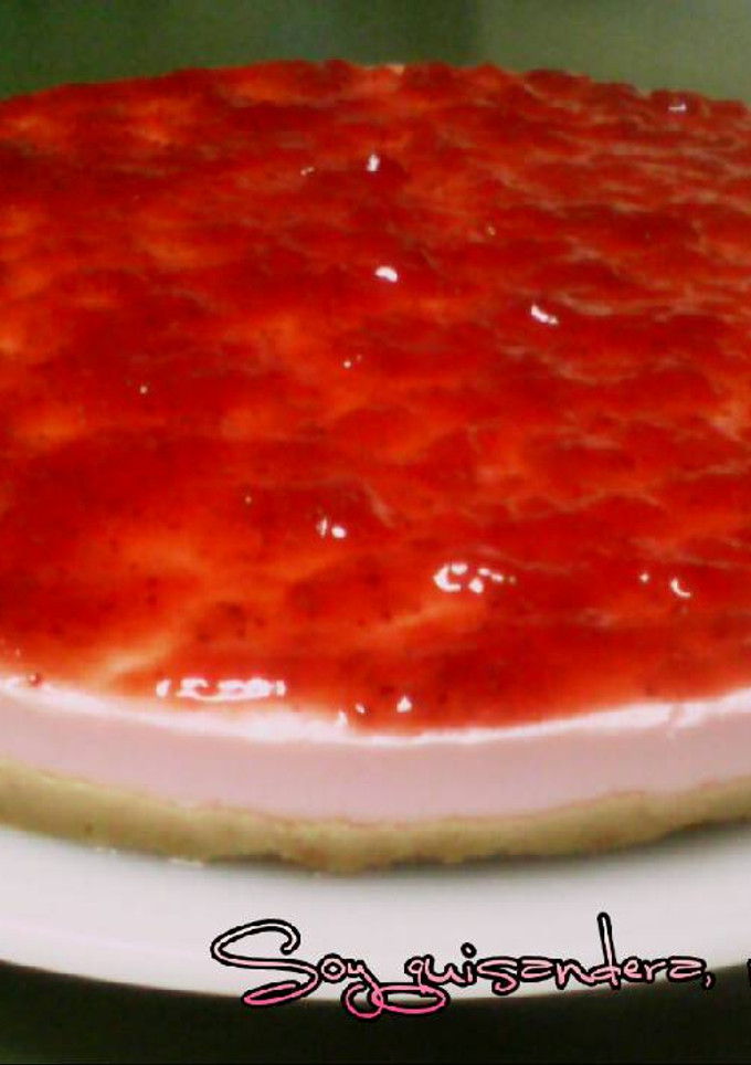 Una foto de Tarta fría de queso, nata y gelatina de fresa