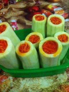 Una foto de Pepinos rellenos con gelatina y zanahoria. ॐ