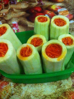 Una foto de Pepinos rellenos con gelatina y zanahoria. ॐ