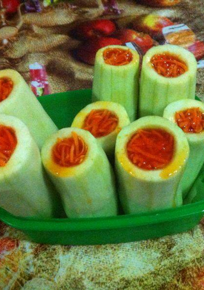 Una foto de Pepinos rellenos con gelatina y zanahoria. ॐ