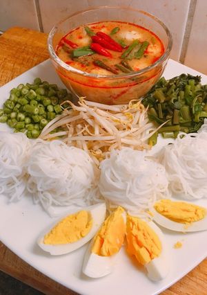 รูปของ ขนมจีนน้ำยาป่าปลาแซลมอนลูกชิ้นกุ้ง By ครัวแม่ศรีเหลี่ยม