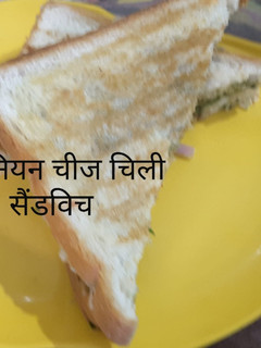 अनियन चीज़ चिली सैंडविच (Onion cheese chilli sandwich recipe in hindi) रेसिपी मुख्य फोटो