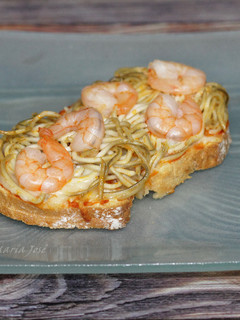 Una foto de Paninis de gulas y langostinos