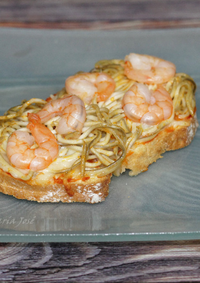 Una foto de Paninis de gulas y langostinos