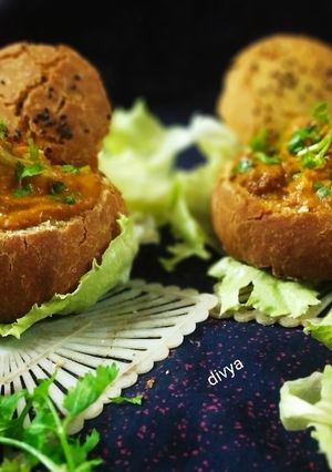 A picture of Bunny chow stuff in gobhi awadhi.