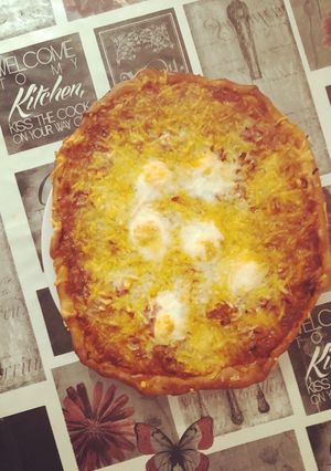 Foto principal de Pizza con salsa napolitana bacon, jamón dulce y huevos de codorniz