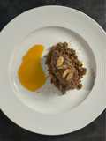 Mousse al cioccolato con crumble di mandorla e coulis all'arancia