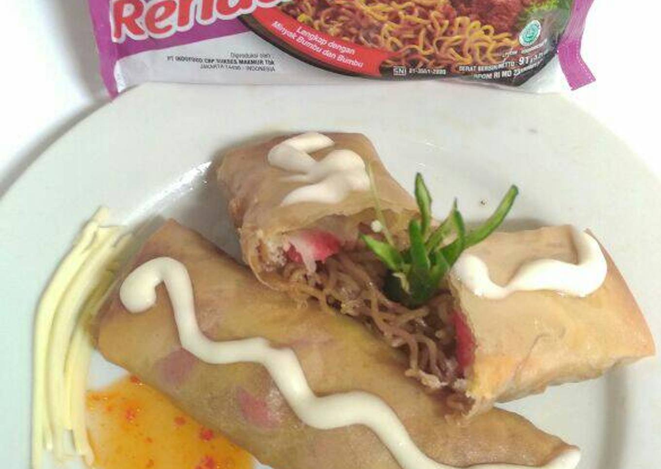 Lumpia isi indomie rasa rendang with soju (sosis keju)