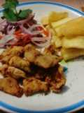 Chicharrón de pescado con yuca frita y zarza criolla