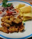 Chicharrón de pescado con yuca frita y zarza criolla