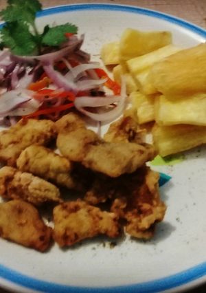 Una foto de Chicharrón de pescado con yuca frita y zarza criolla