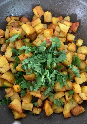 બટાકા ની સુકી ભાજી (Bataka Suki Bhaji Recipe In Gujarati) રેસીપી મુખ્ય ફોટો