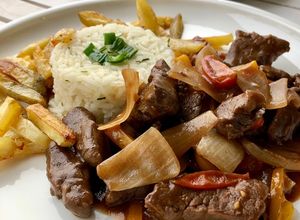 Una foto de Lomo saltado (receta peruana)