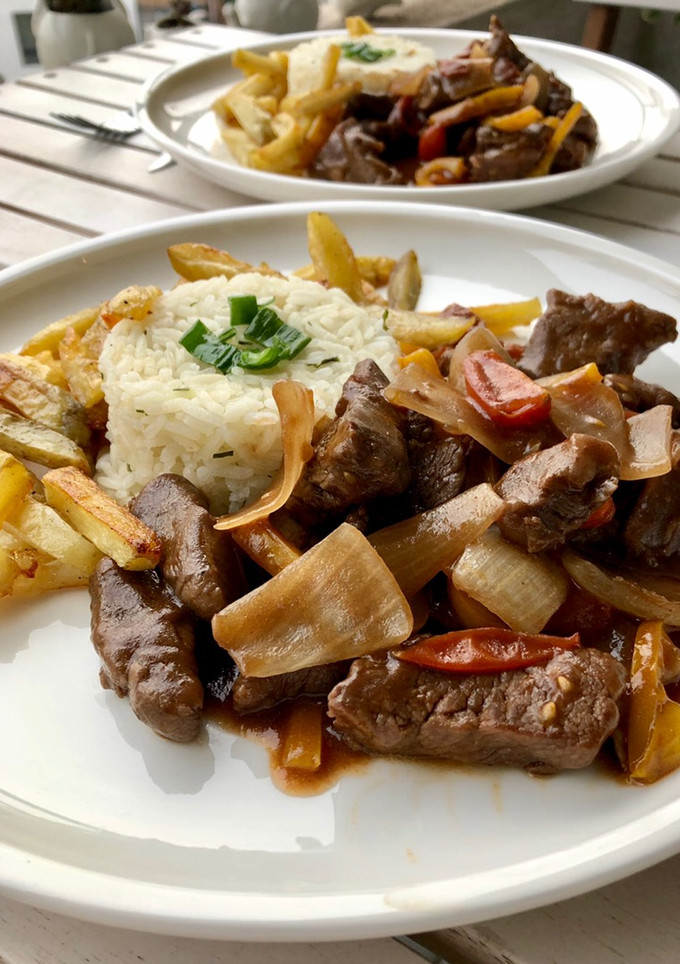 Una foto de Lomo saltado (receta peruana)