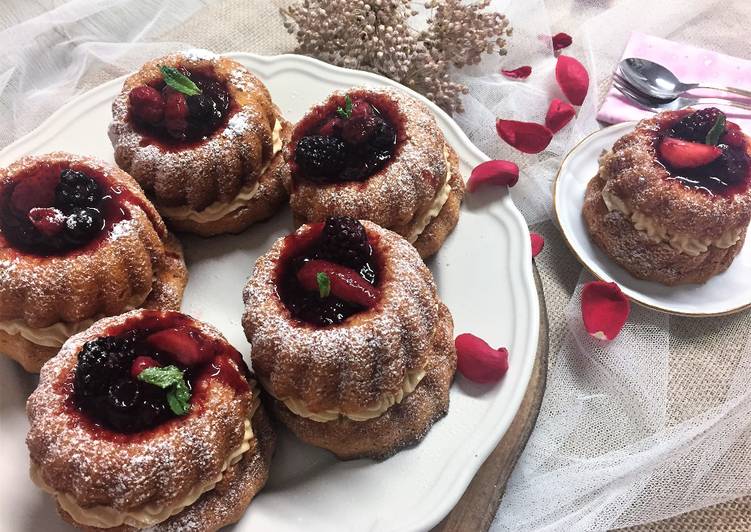 Tartitas de yogur griego con ganache de turrón de Jijona y coulis de frutos rojos con hierbabuena
