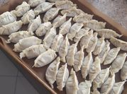 Una foto de relleno gyozas