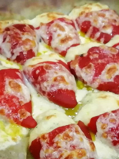 Una foto de Piquillos rellenos de Brandada de Bacalao al gratén de Parmesano