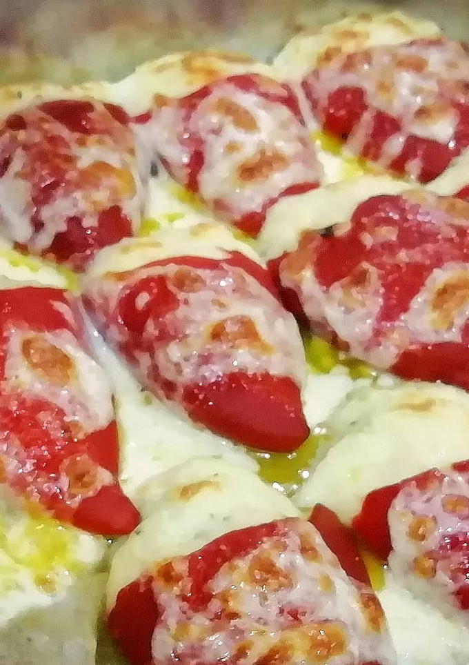 Una foto de Piquillos rellenos de Brandada de Bacalao al gratén de Parmesano
