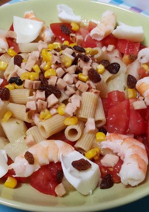 Una foto de Macarrones con tomate, langostinos, huevo duro, maíz y melón