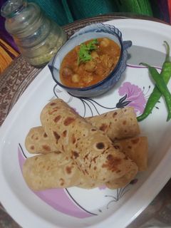 ચણા મસાલા વિથ પરાઠા(chana masala with paratha recipe in Gujarati) રેસીપી મુખ્ય ફોટો