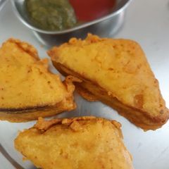 A picture of Bread pakoda.