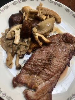Una foto de Presa ibérica con salteado de setas