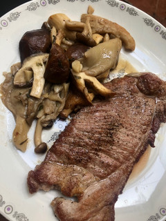 Una foto de Presa ibérica con salteado de setas
