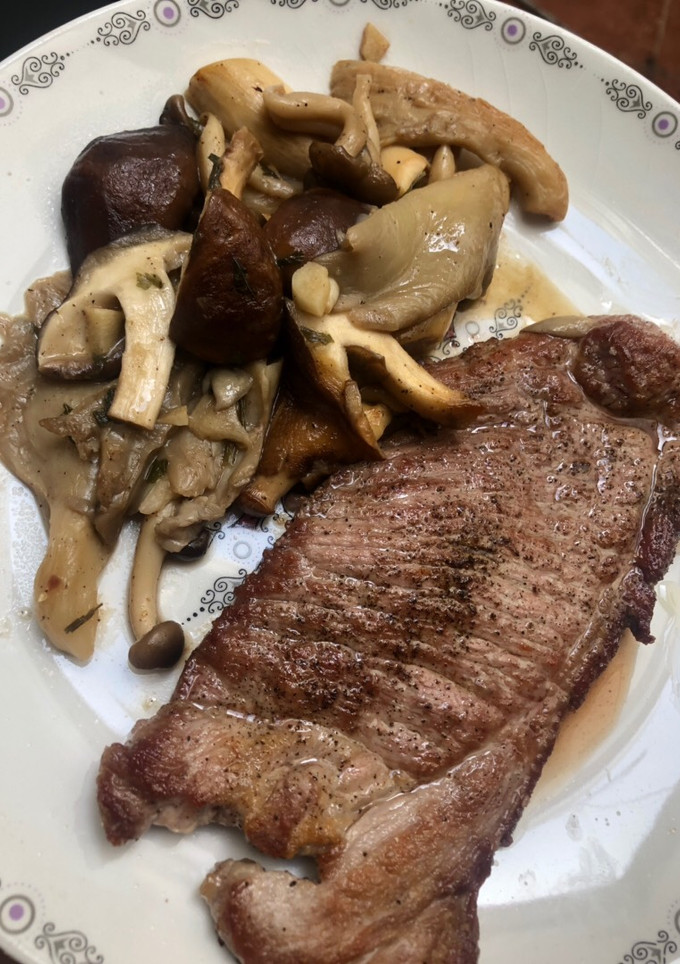 Una foto de Presa ibérica con salteado de setas