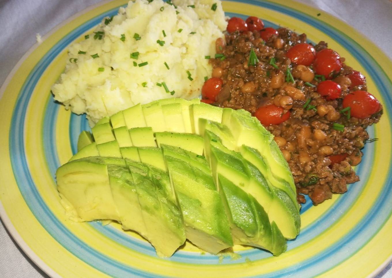Mashed potatoes in coconut cream, minced beef & beans