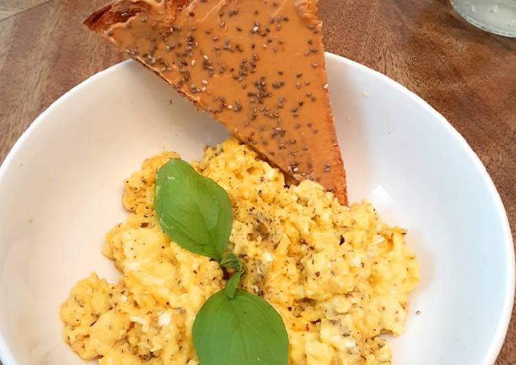 Scrambled eggs with basil and butter