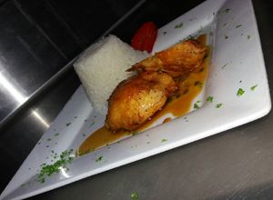 Una foto de Pollo en salsa de maracuyá morena y canela