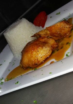 Una foto de Pollo en salsa de maracuyá morena y canela