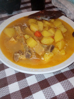 Una foto de Papa guisadas con costillas de cerdo