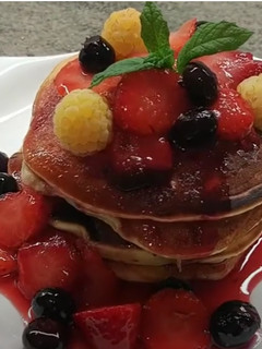 Una foto de Tortitas con salsa de frutas