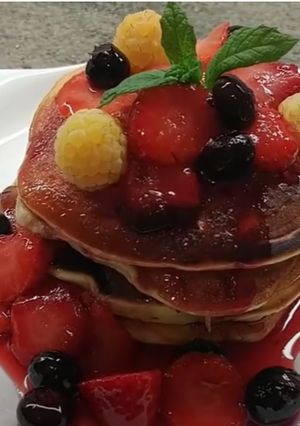 Una foto de Tortitas con salsa de frutas