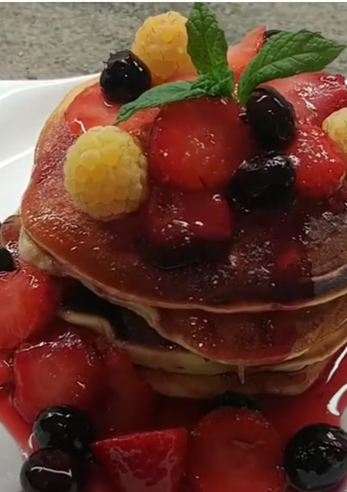 Una foto de Tortitas con salsa de frutas