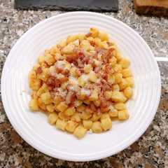 Foto di Chicche di patate con guanciale e pecorino