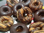 Una foto de donuts con glaseado