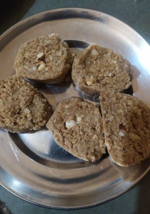 तिल मावा रोल(Til mawa roll recipe in Hindi) रेसिपी मुख्य फोटो