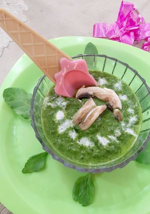 A picture of Mushroom Spinach soup.