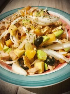 Una foto de Ceviche de bonito del Norte en conserva con aguacate y melocotón