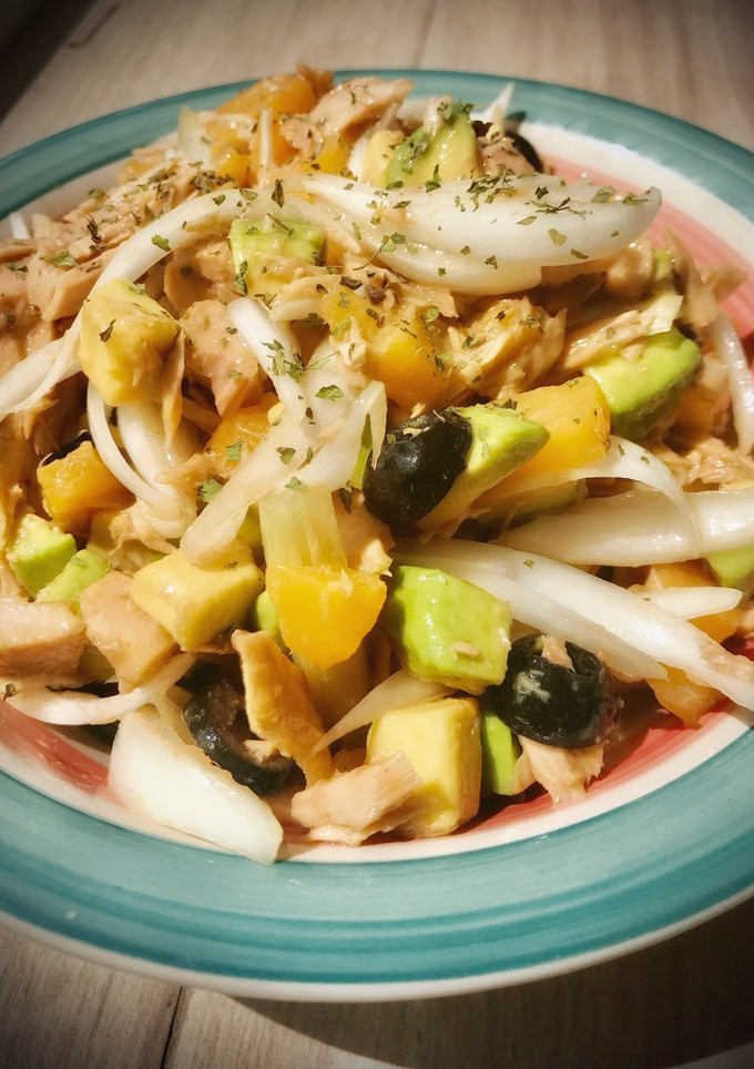 Una foto de Ceviche de bonito del Norte en conserva con aguacate y melocotón