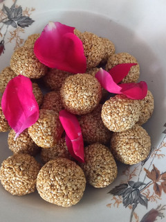 तिल गुड़ के लड्डू(Til Gud ke laddu recipe in Hindi) रेसिपी मुख्य फोटो