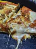 Pizza con queso cremoso y cebolla deshidratada