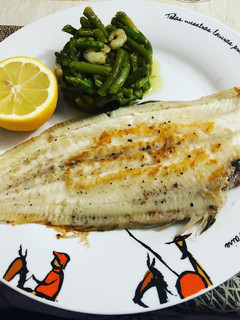 Una foto de Lenguado a la plancha con salteado de trigueros y gambas